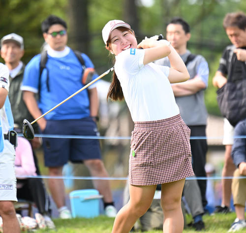10番、ティーショットを打つ荒木優奈（撮影・和賀正仁）