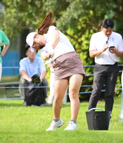 10番、ティーショットを打つ荒木優奈（撮影・和賀正仁）
