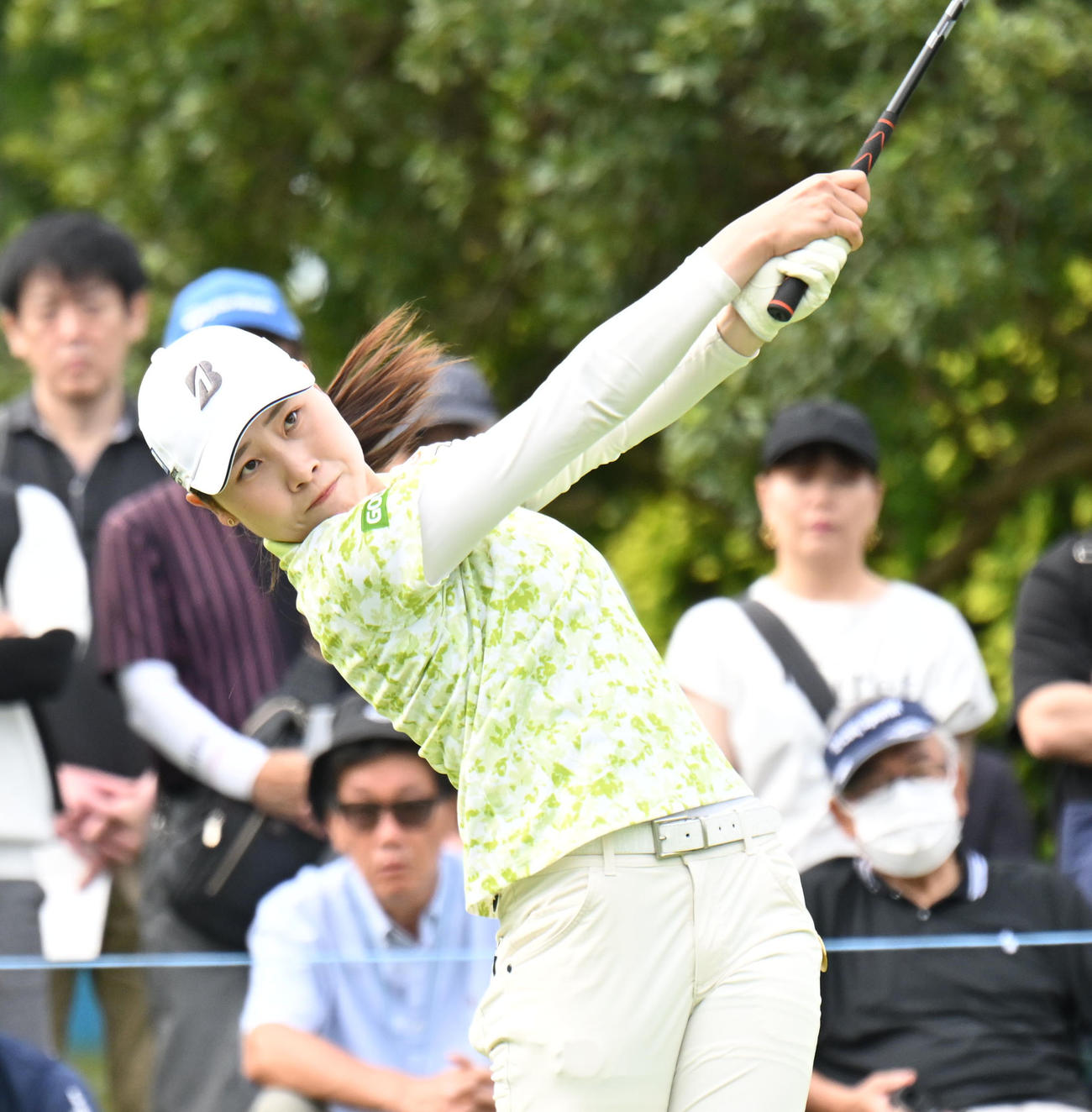 10番、ティーショットを打つ横山珠々奈（撮影・和賀正仁）