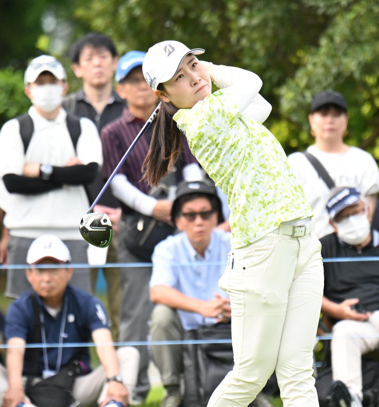 10番、ティーショットを打つ横山珠々奈（撮影・和賀正仁）