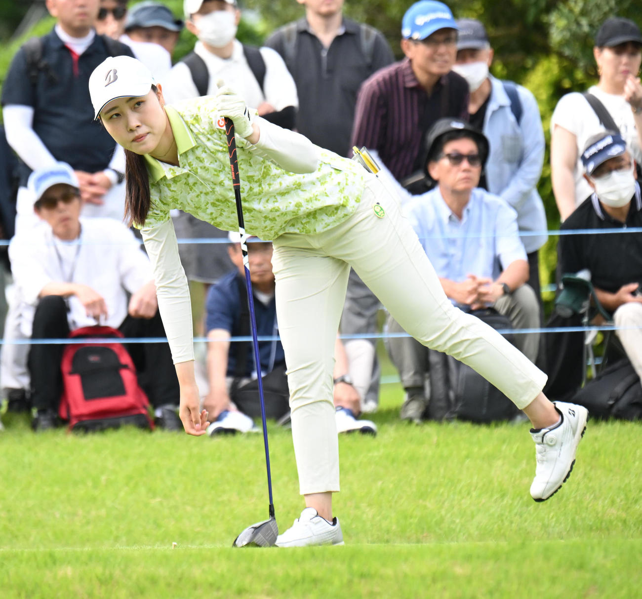 10番、ティーショットを打つ横山珠々奈（撮影・和賀正仁）