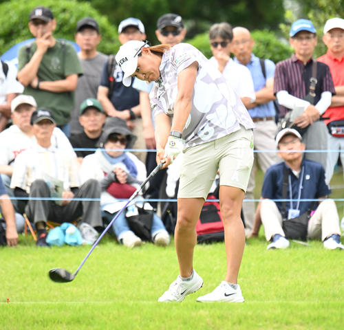 10番、ティーショットを打つ野沢真央（撮影・和賀正仁）