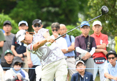 10番、ティーショットを打つ野沢真央（撮影・和賀正仁）