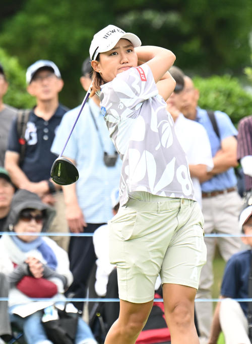 10番、ティーショットを打つ野沢真央（撮影・和賀正仁）