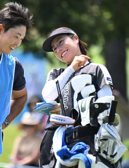 9番、11アンダーでホールアウトし笑顔を見せる岡山絵里（撮影・和賀正仁）