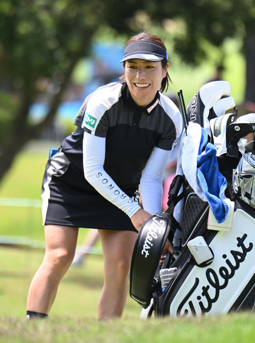 9番、11アンダーでホールアウトし笑顔を見せる岡山絵里（撮影・和賀正仁）