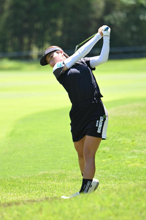 9番、セミラフからグリーンをとらえる岡山絵里（撮影・和賀正仁）