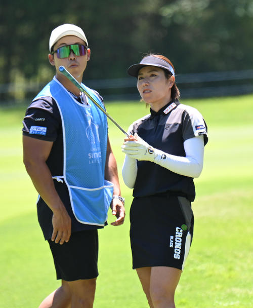9番、キャディーとともにセカンドの攻め方を考える岡山絵里（撮影・和賀正仁）