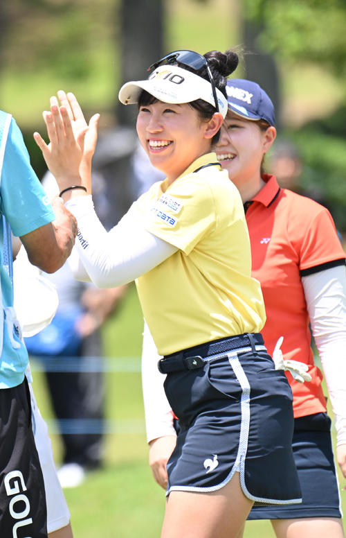 9番、ホールアウトし笑顔を見せる菅沼菜々（撮影・和賀正仁）