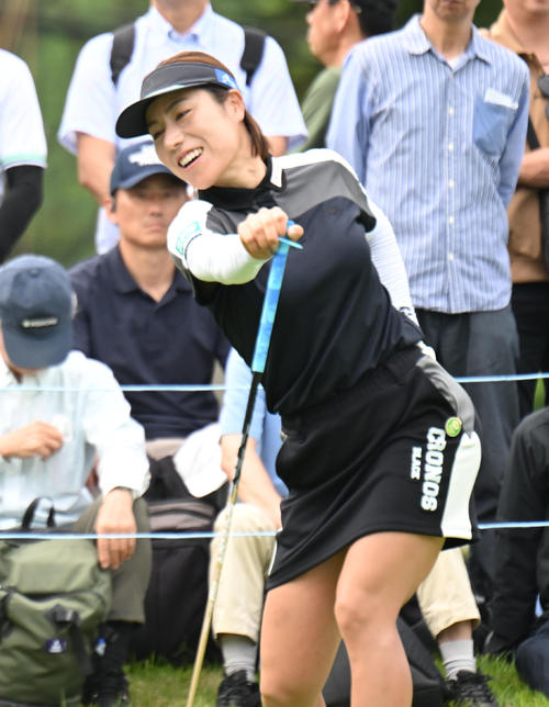 10番、スタートホールで笑顔を見せる岡山絵里（撮影・和賀正仁）