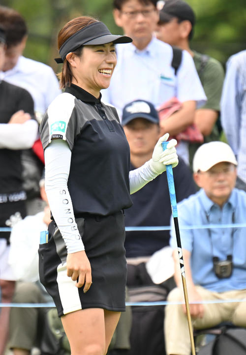 10番、スタートホールで笑顔を見せる岡山絵里（撮影・和賀正仁）