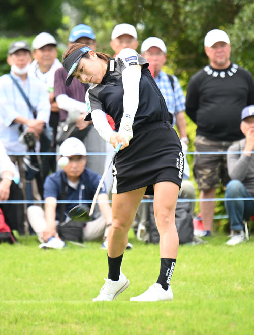 10番、ティーショットを打つ岡山絵里（撮影・和賀正仁）