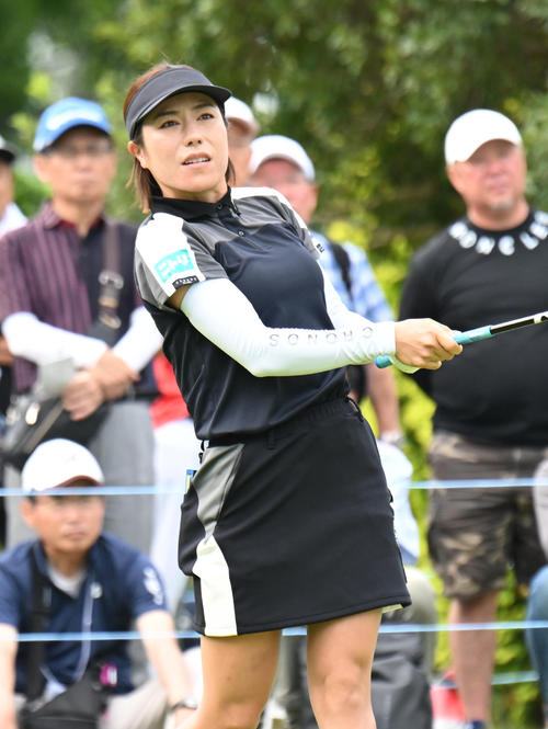 10番、ティーショットを打つ岡山絵里（撮影・和賀正仁）