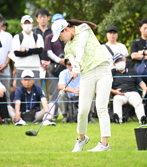 10番、ティーショットを打つ横山珠々奈（撮影・和賀正仁）
