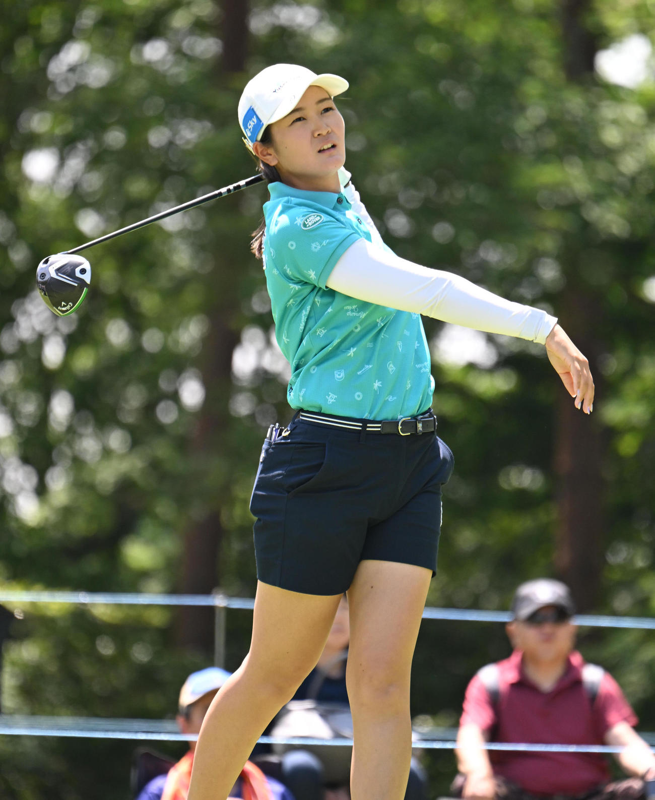 5番、ティーショットを打った後、片手を放す神谷そら（撮影・和賀正仁）