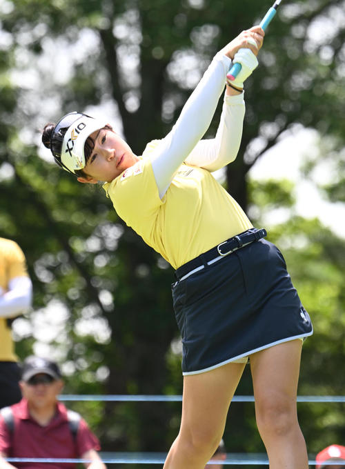 5番、ティーショットを打つ菅沼菜々（撮影・和賀正仁）