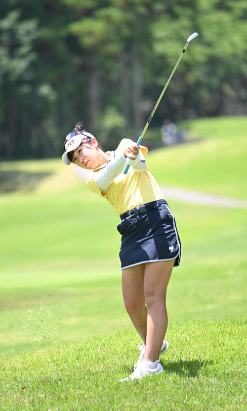 9番、セカンドショットを放つ菅沼菜々（撮影・和賀正仁）