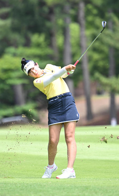 4番ロング、グリーンをとらえる菅沼菜々（撮影・和賀正仁）
