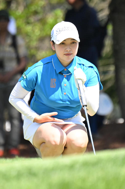 12番、バーディーパットのラインを読む小祝さくら（撮影・和賀正仁）