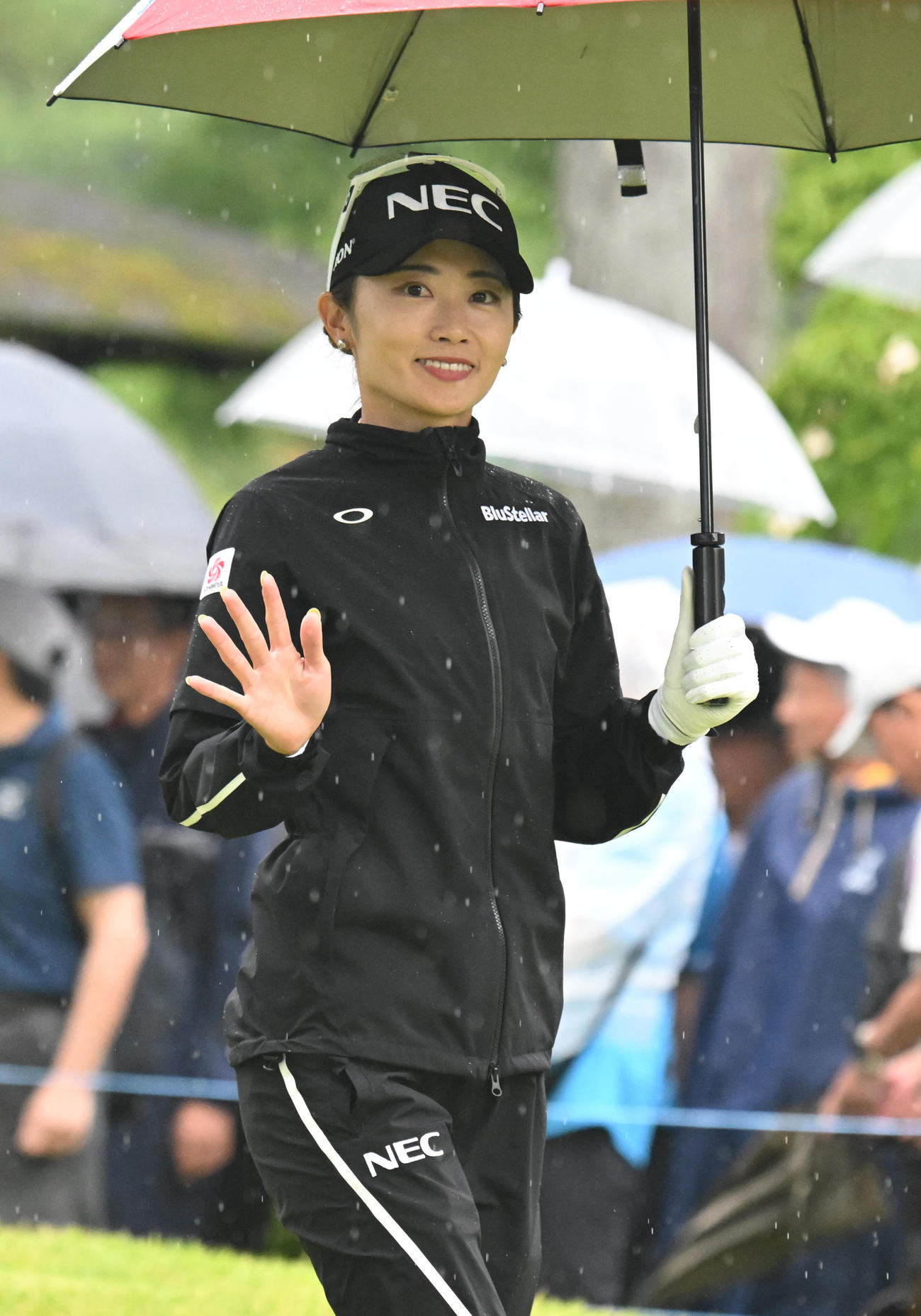 1番、ティーショット後、笑顔でスタートする安田祐香（撮影・和賀正仁）