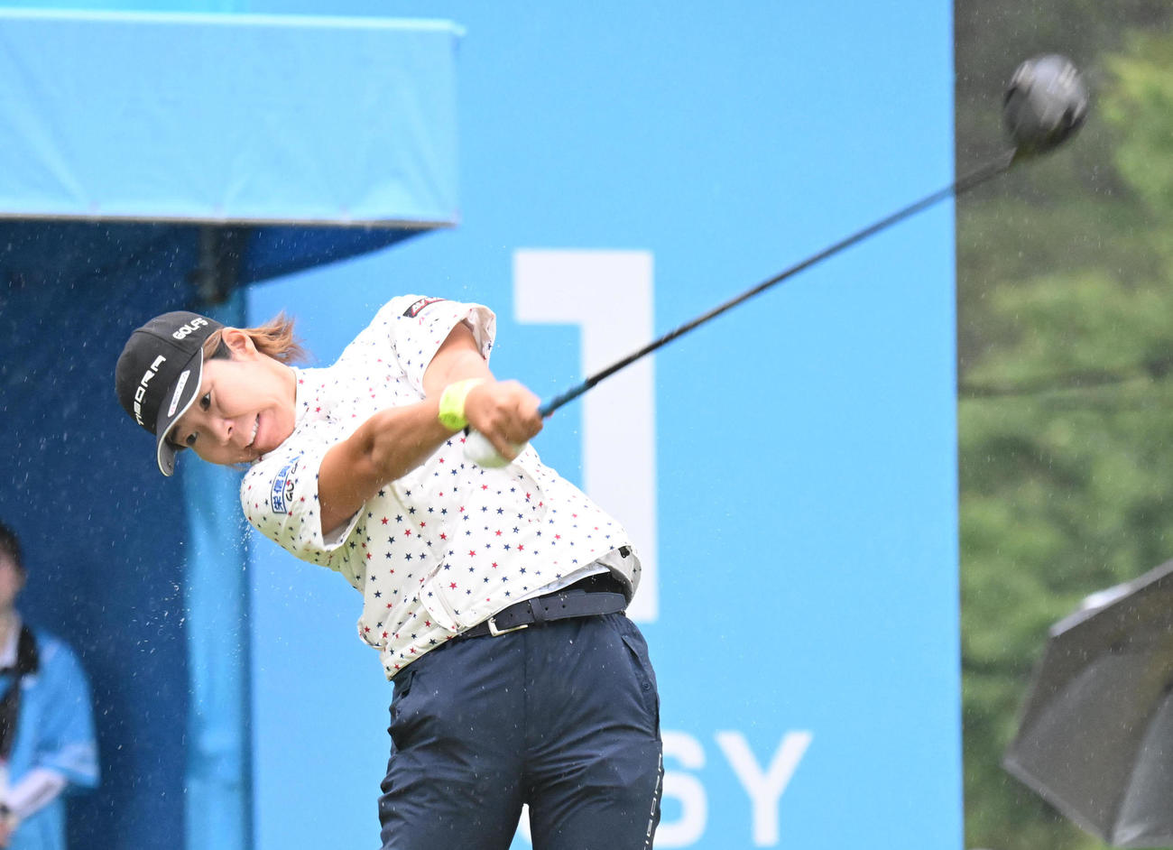 1番、ティーショットを打つ穴井詩（撮影・和賀正仁）