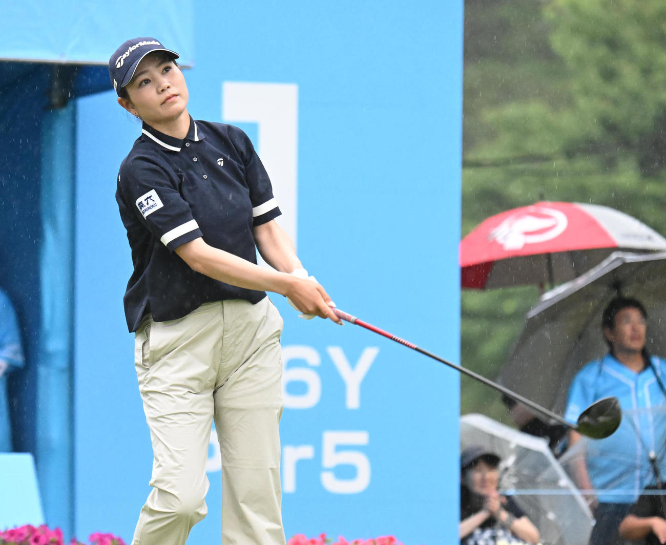 1番、ティーショットを打つ山路晶（撮影・和賀正仁）