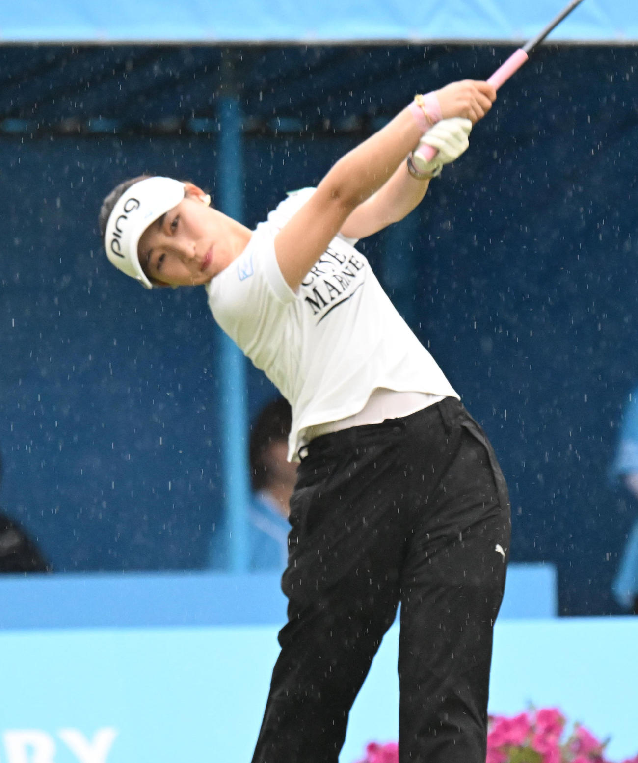 1番、ティーショットを打つ大出瑞月（撮影・和賀正仁）