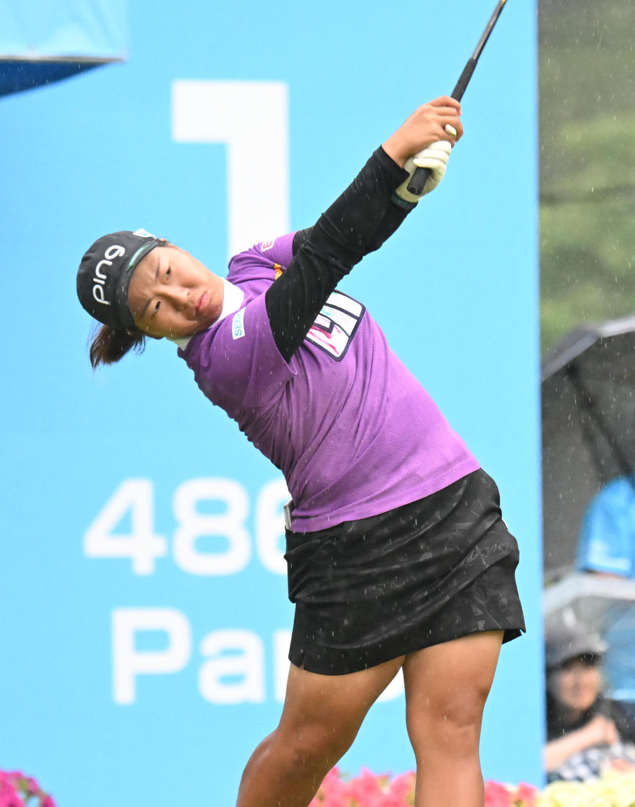 1番、ティーショットを打つ徳永歩（撮影・和賀正仁）