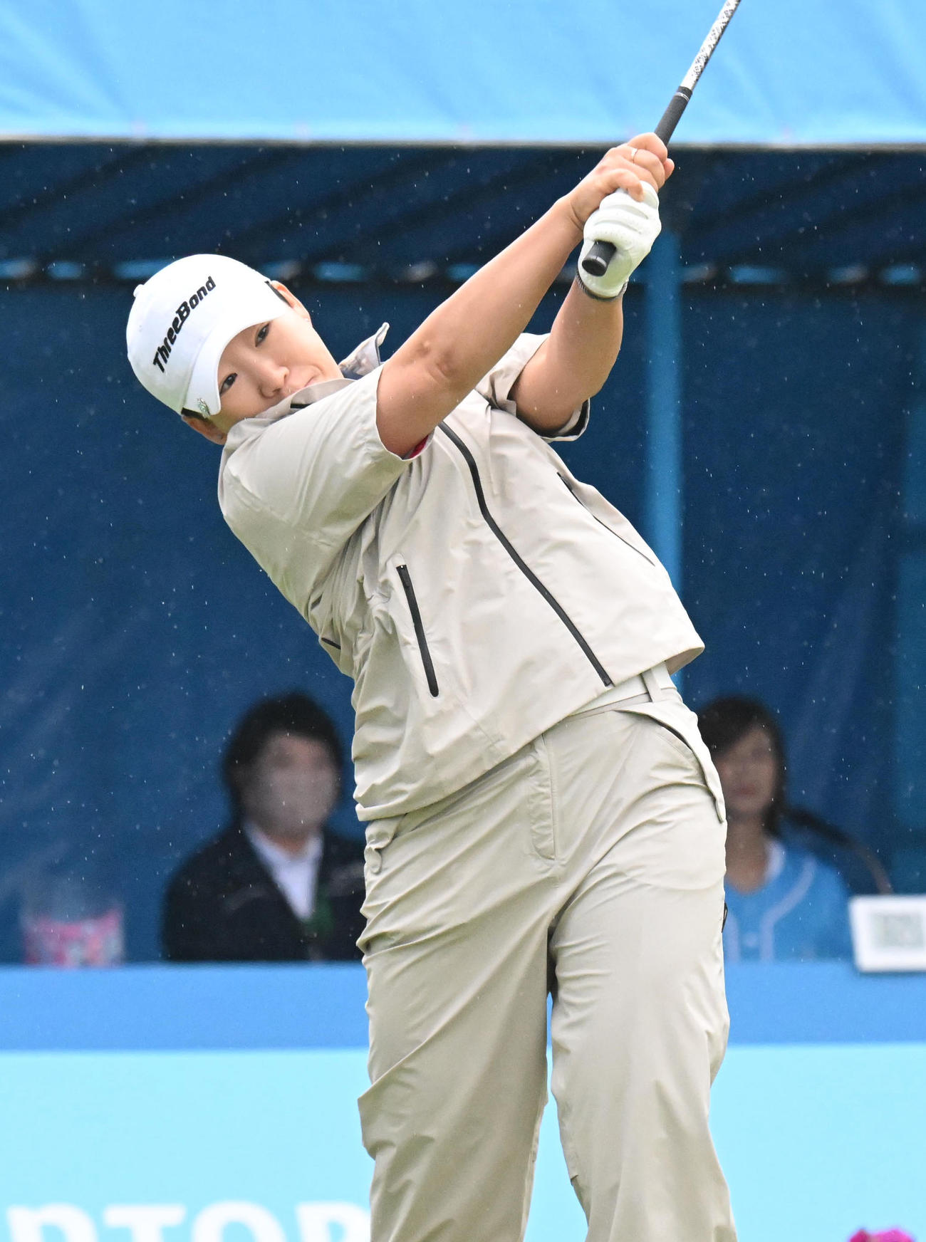 1番、ティーショットを打つ申ジエ（撮影・和賀正仁）