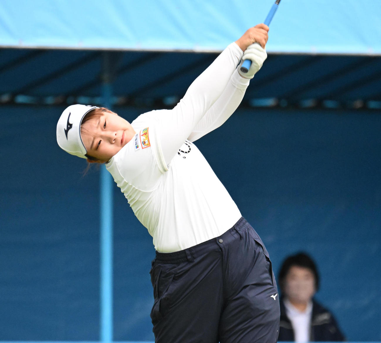 1番、ティーショットを打つ寺岡沙弥香（撮影・和賀正仁）