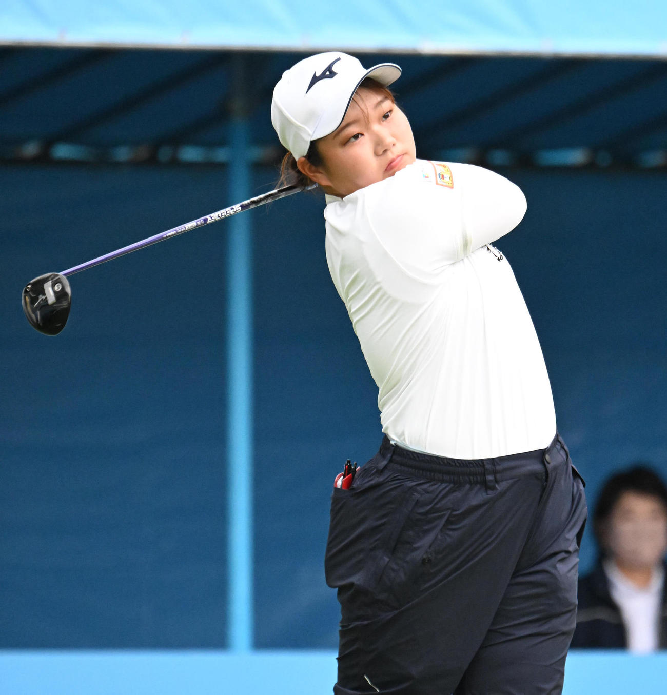 1番、ティーショットを打つ寺岡沙弥香（撮影・和賀正仁）