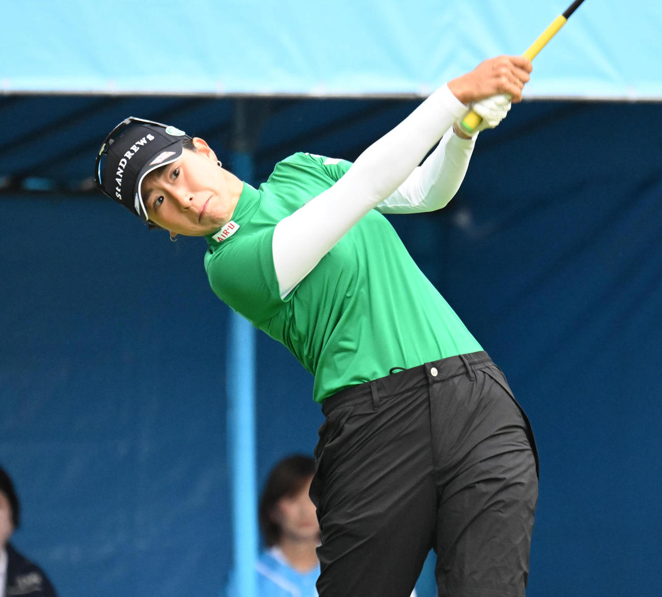 1番、ティーショットを打つ木戸愛（撮影・和賀正仁）