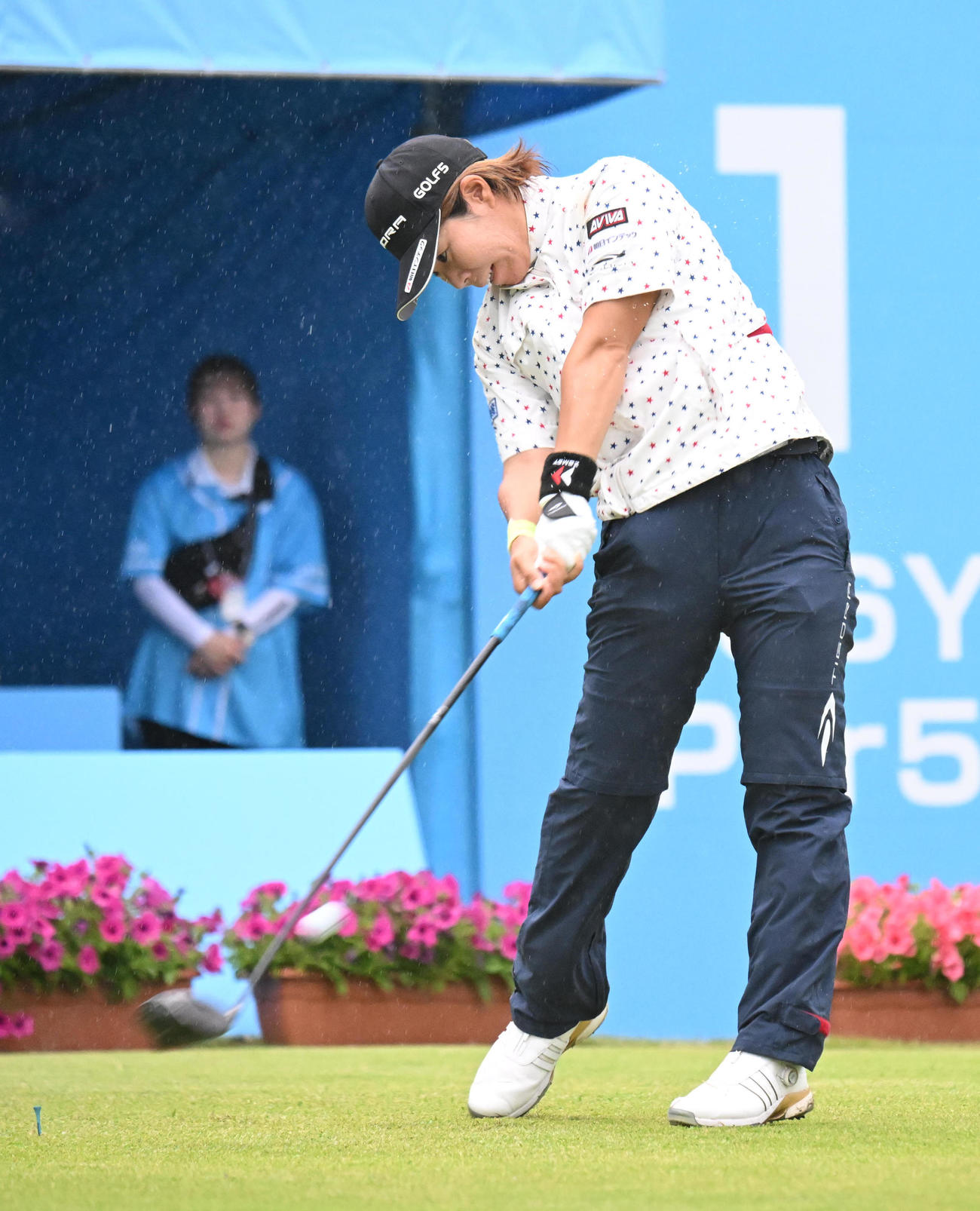 1番、ティーショットを打つ穴井詩（撮影・和賀正仁）