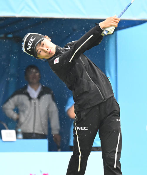 1番、ティーショットを打つ安田祐香（撮影・和賀正仁）