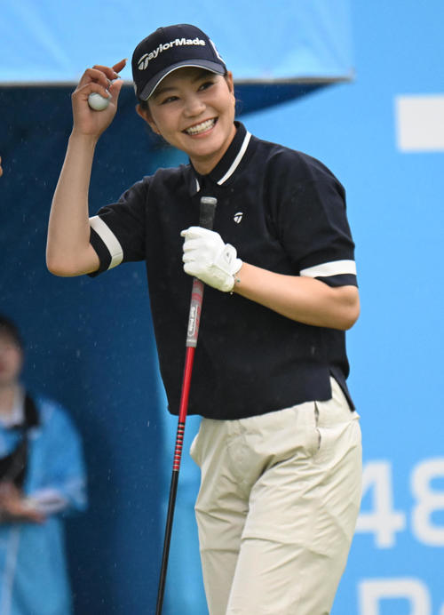 1番、ティーショットを打つ山路晶（撮影・和賀正仁）