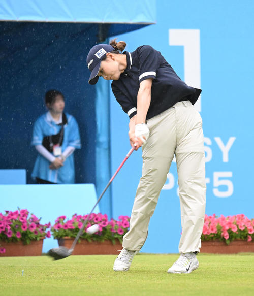 1番、ティーショットを打つ山路晶（撮影・和賀正仁）