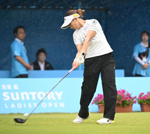 1番、ティーショットを打つ大出瑞月（撮影・和賀正仁）