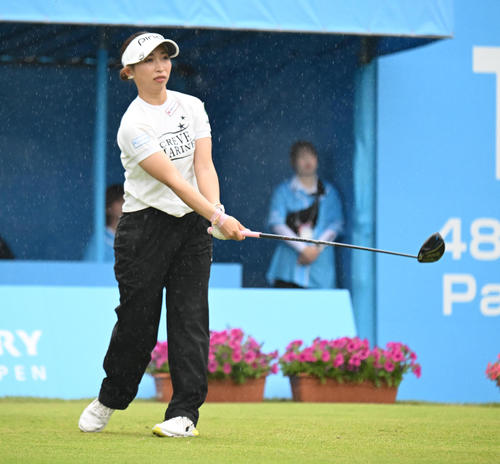 1番、ティーショットを打つ大出瑞月（撮影・和賀正仁）