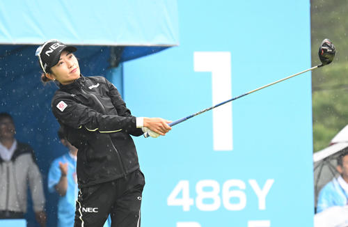 1番、ティーショットを打つ安田祐香（撮影・和賀正仁）