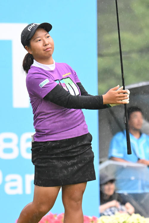 1番、ティーショットを打つ徳永歩（撮影・和賀正仁）