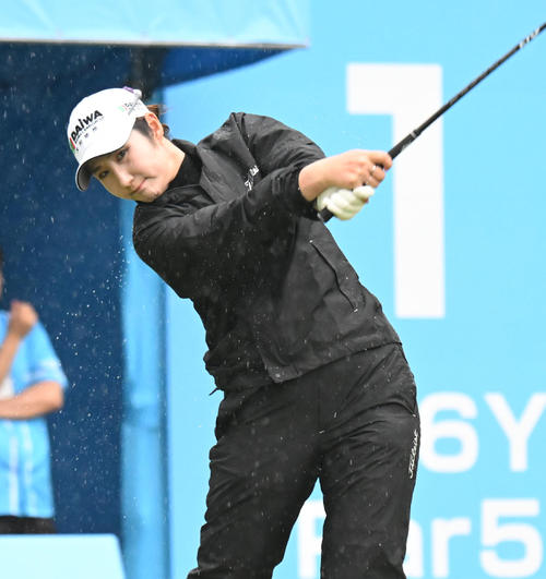 1番、ティーショットを打つペ・ソンウ（撮影・和賀正仁）