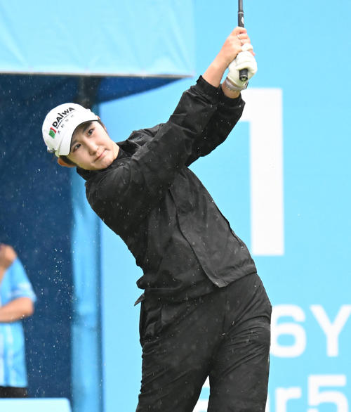 1番、ティーショットを打つペ・ソンウ（撮影・和賀正仁）