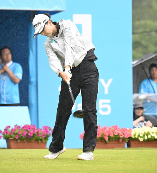 1番、ティーショットを打つセキ・ユウティン（撮影・和賀正仁）