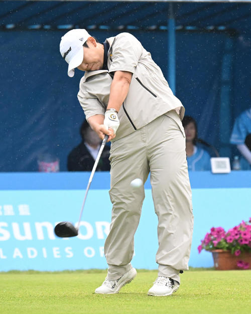 1番、ティーショットを打つ申ジエ（撮影・和賀正仁）