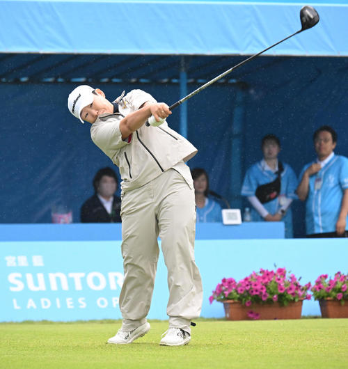 1番、ティーショットを打つ申ジエ（撮影・和賀正仁）