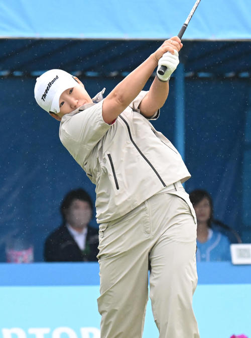 1番、ティーショットを打つ申ジエ（撮影・和賀正仁）