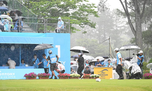第3組がスタート後、降雨のため競技が一時中断される（撮影・和賀正仁）