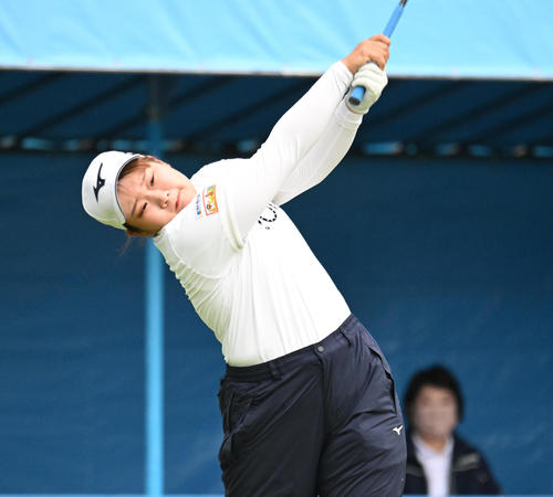 1番、ティーショットを打つ寺岡沙弥香（撮影・和賀正仁）