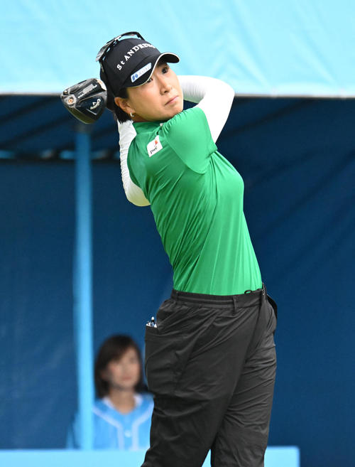 1番、ティーショットを打つ木戸愛（撮影・和賀正仁）
