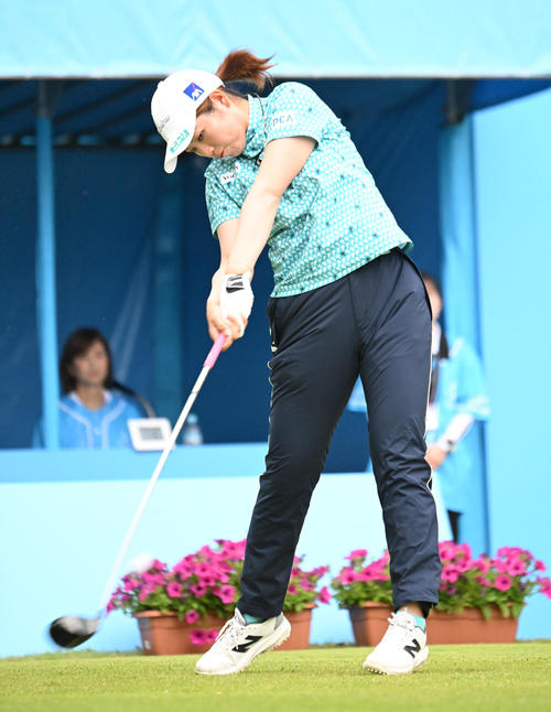 1番、ティーショットを打つ桜井心那（撮影・和賀正仁）